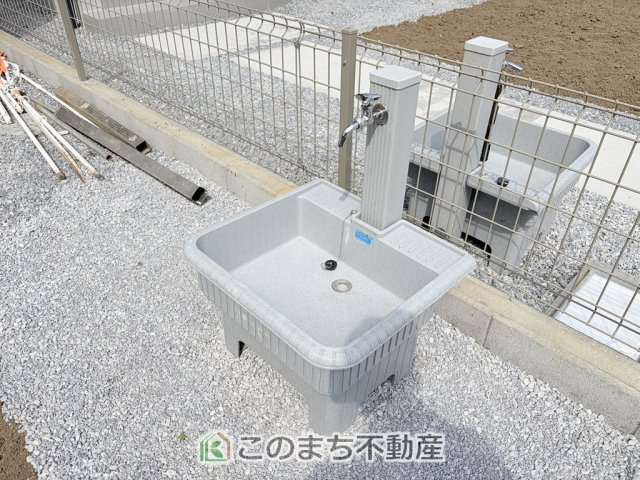 ブルーミングガーデン宇都宮市平松3丁目の庭|外水栓は立水栓となっておりますので、お子様の上履きアウトドア用品のお手入れにも活躍します。