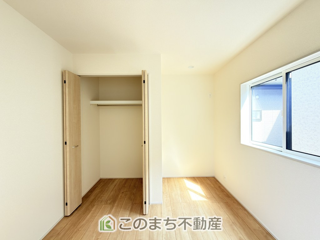 ブルーミングガーデン宇都宮市平松3丁目の洋室|洋室はお手入れのしやすいフローリング仕様です。普段はフロアモップなどを使って、簡単にお掃除していただけます◎