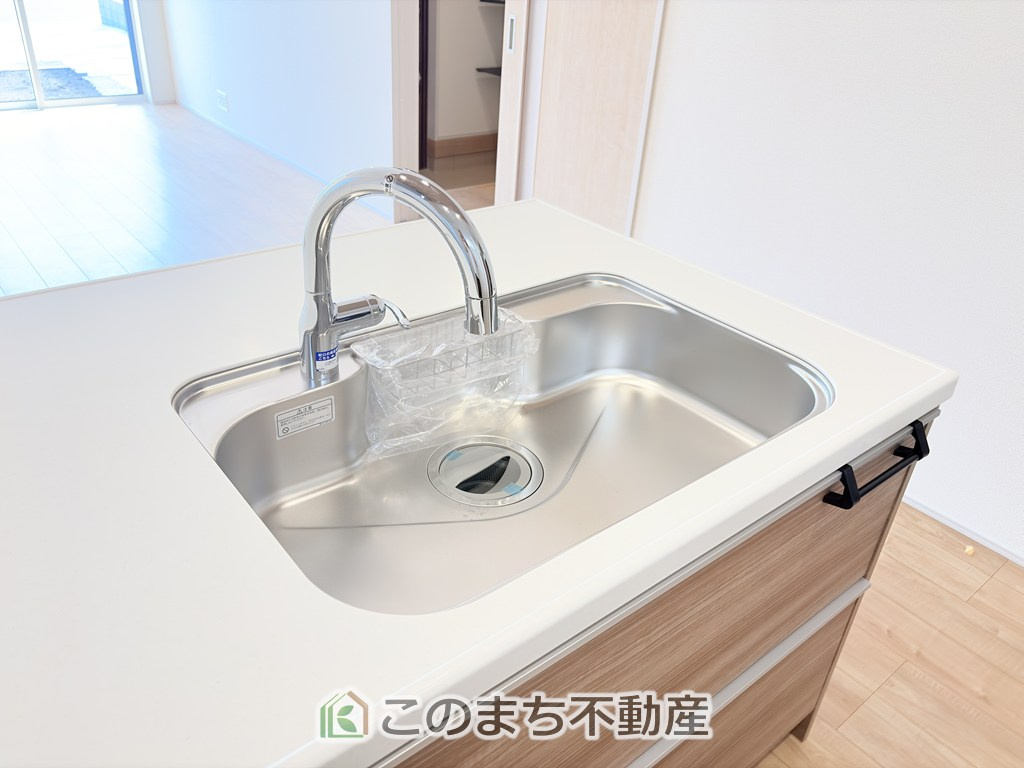 ブルーミングガーデン宇都宮市平松3丁目のキッチン|ビルトイン型浄水器を内蔵したキッチン水栓。お米を研いだり、野菜を洗ったりするときなど用途に応じてワンタッチで浄水に切り替えが可能です。カートリッジ式なので、フィルターを簡単に交換する事が出来ます。