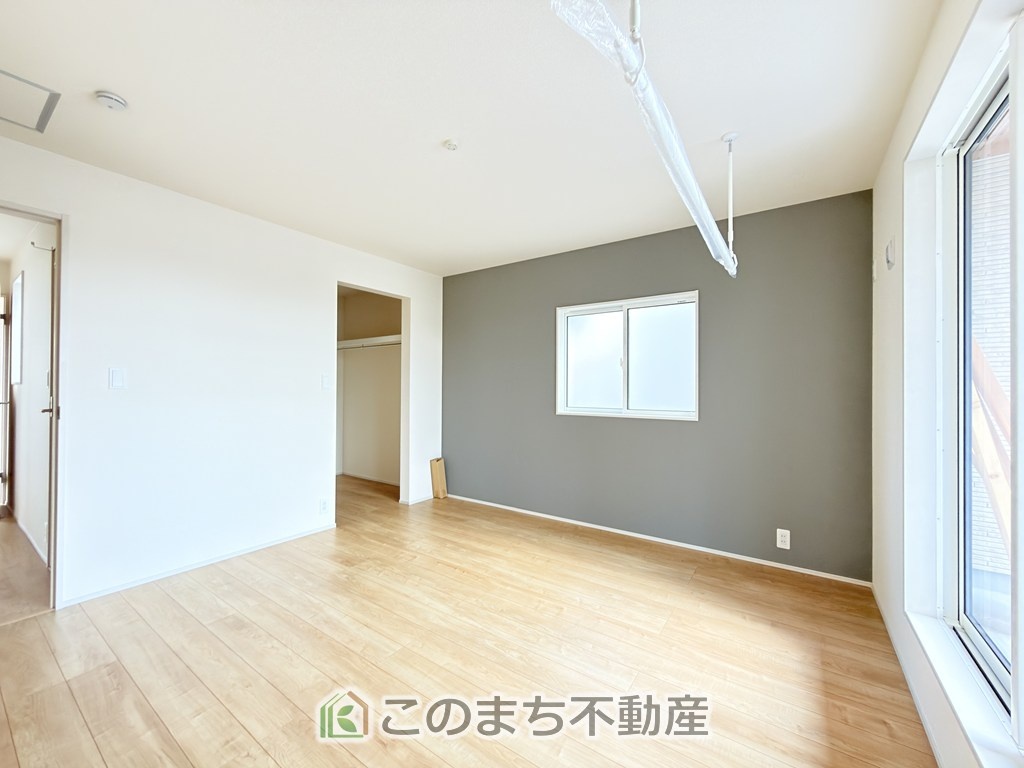 ブルーミングガーデン宇都宮市平松3丁目の洋室|陽光がふんだんに降り注ぐお部屋です。陽だまりの空間で、プライベートなお家時間も快適にお過ごしいただけます♪