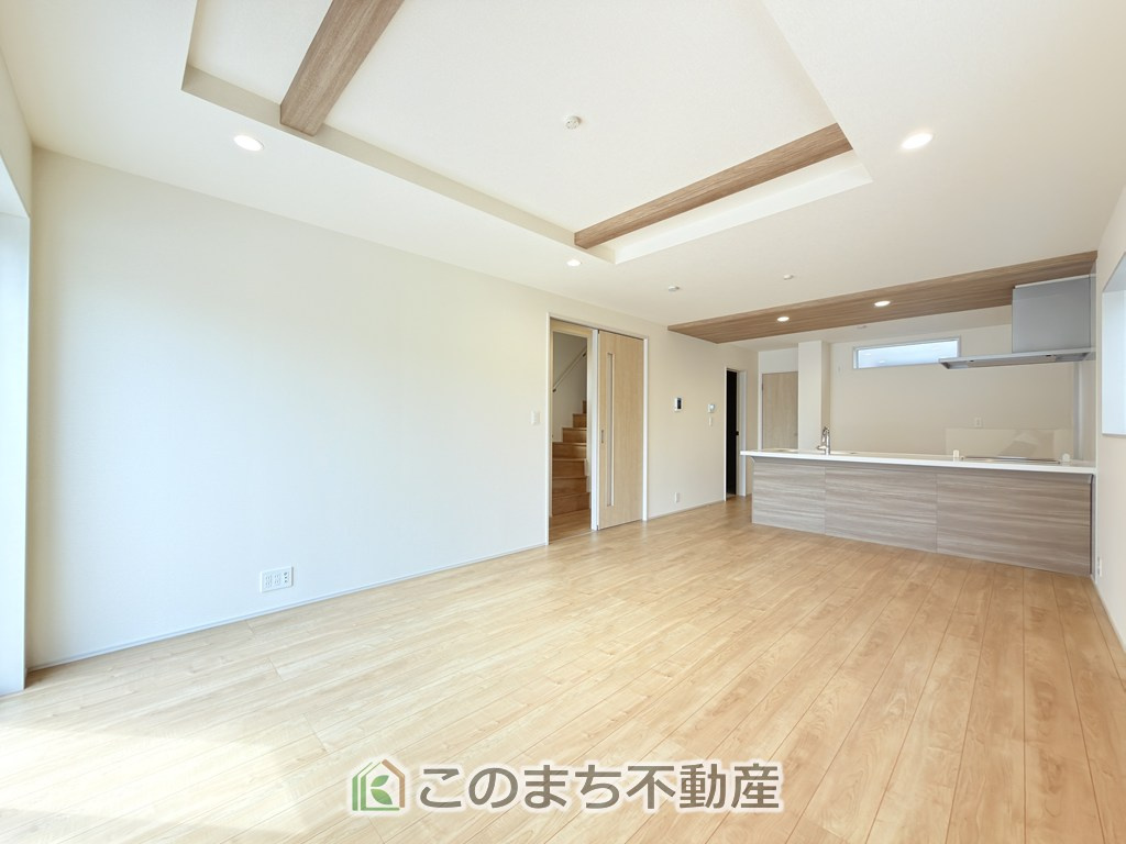 ブルーミングガーデン宇都宮市平松3丁目の居間・リビング|開放感のある広々としたリビング☆家族みんなでゆったりくつろげます♪
南側から暖かな日差しが差し込みます♪キッチンからリビングの様子がよく見渡せます☆