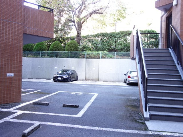 トーカン真鶴キャステールの駐車場