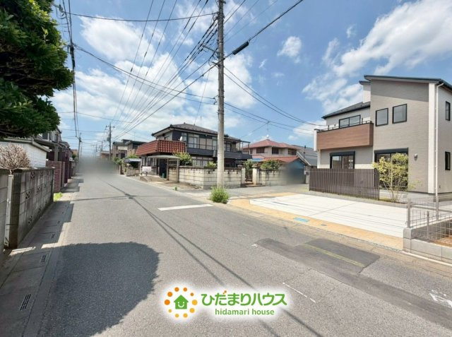 白岡市小久喜　新築一戸建て　の前面道路含む現地写真|整備された前面道路に面し、快適なアクセスが可能です！