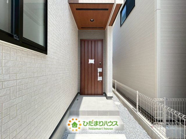 白岡市小久喜　新築一戸建て　の玄関|ゆとりのある玄関スペースで、毎日の出入りも快適です！