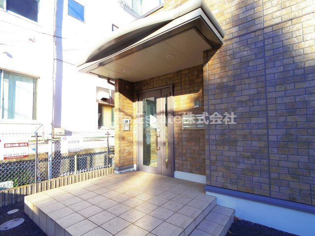 小平市鈴木町１丁目のアパートのエントランス