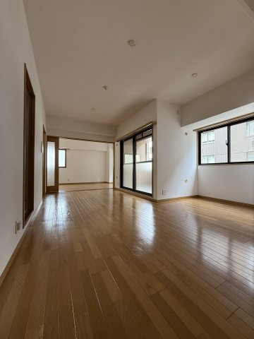 ロイヤル内本町の居間・リビング