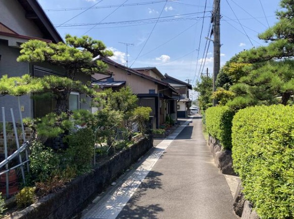 各務原市鵜沼東町５丁目の前面道路含む現地写真