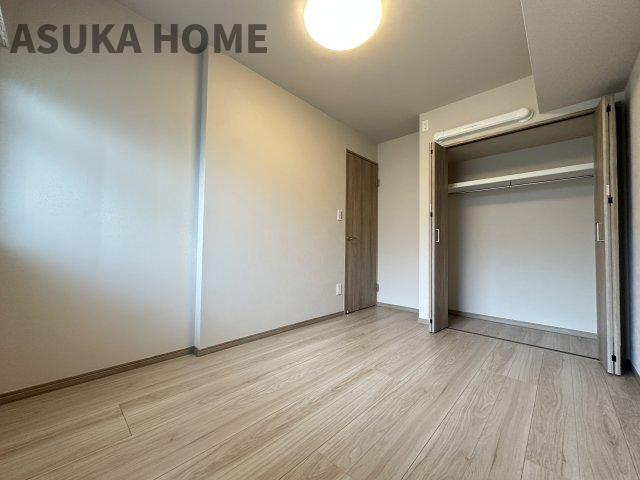 コープ保土ヶ谷D棟の洋室|開き戸の居室は主寝室や子ども部屋、書斎など、ライフスタイルに合わせて柔軟にお使いいただけます。