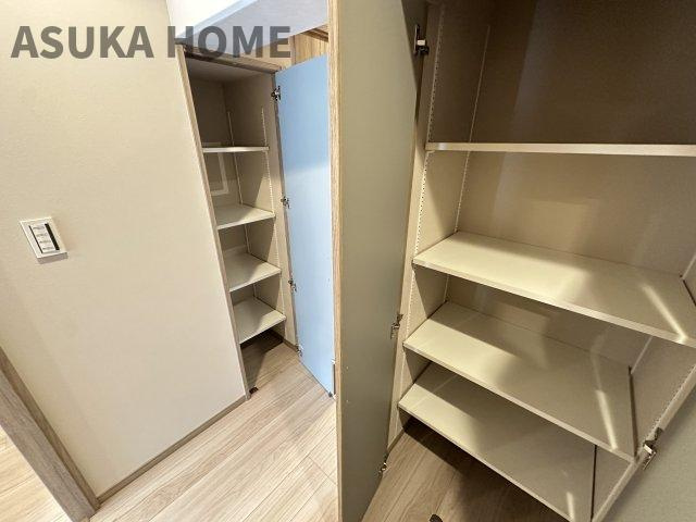 コープ保土ヶ谷D棟の収納|ストック品収納とタオル収納など用途分けしやすい廊下収納ですね。
