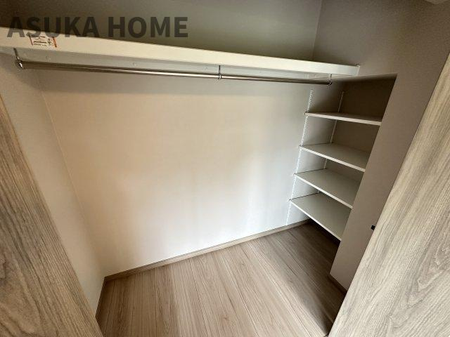 コープ保土ヶ谷D棟の収納|奥行きの有るクローゼットです。洋服と一緒にバックや小物の収納にも便利な稼働棚付きです。