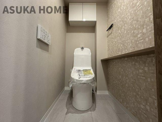 コープ保土ヶ谷D棟のトイレ|新規交換済！温水洗浄便座のトイレ設備です。トイレ上部にはあると便利な吊戸棚を設置！
