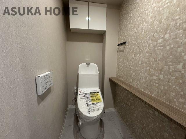 コープ保土ヶ谷D棟のトイレ|芳香剤やアルコールの設置に便利なカウンター付き