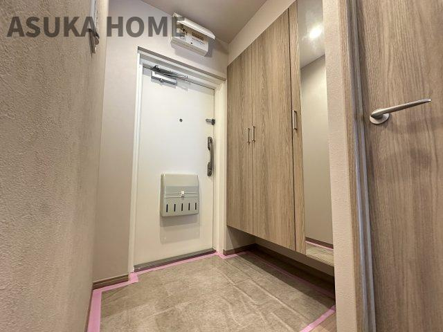 コープ保土ヶ谷D棟の玄関|広々とした玄関です。朝の忙しい時間も玄関で渋滞せずに出発できますね。