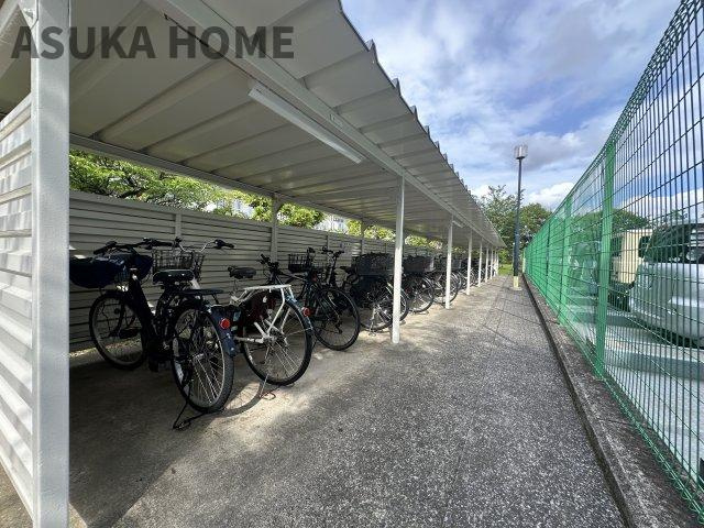 コープ保土ヶ谷D棟の駐輪場|大切な自転車を雨から守ってくれる屋根付きの駐輪スペースです。