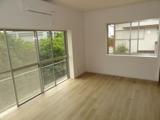 【寝室】 | 住吉山手７丁目一戸建 | ２面採光の１階　洋室８帖♪