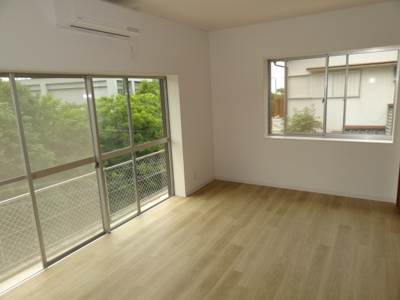 【寝室】 | 住吉山手７丁目一戸建 | ２面採光の１階　洋室８帖♪