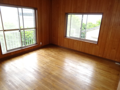 【洋室】 | 住吉山手７丁目一戸建 | ２面採光の２階　洋室８帖♪