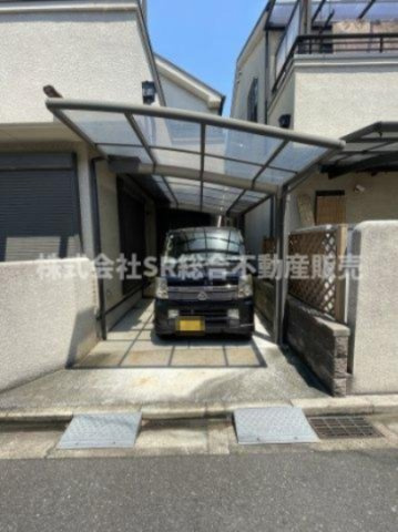 楠根3丁目中古戸建の駐車場|お車をお持ちの方には必要な駐車場はカーポート付きでリビングと直接行き来できお買い物の後に便利です！
