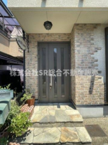 楠根3丁目中古戸建の玄関|リフォームや住宅ローン・東大阪市の不動産の事なら弊社にお任せ下さいませ！
各地域の特徴・グルメ・裏道やその他、細かい情報等も熟知した
東大阪市出身のスタッフが新生活を送るお客様をサポート致します！