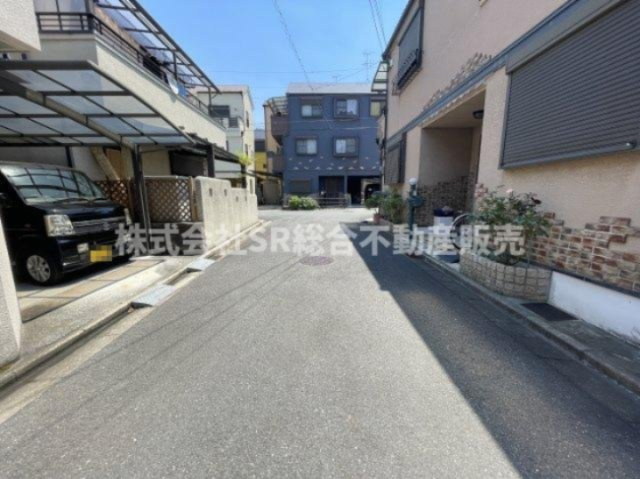 楠根3丁目中古戸建の前面道路含む現地写真|弊社は中古戸建のご紹介、その後のリフォームのご提案、
賃貸物件のご紹介、すべてご対応可能です。
お客様にあったプランをご提案致します。
まずはお問合せ下さいませ。