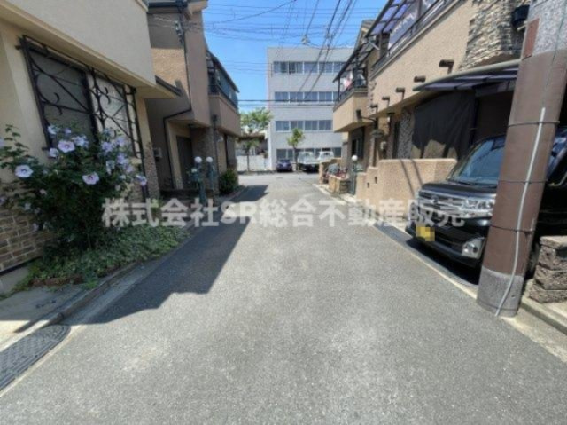 楠根3丁目中古戸建の前面道路含む現地写真|弊社は住宅ローンに自信がございます。
お客様にあった銀行をご紹介いたします。
お悩みの方は弊社までお気軽に
ご相談下さいませ。