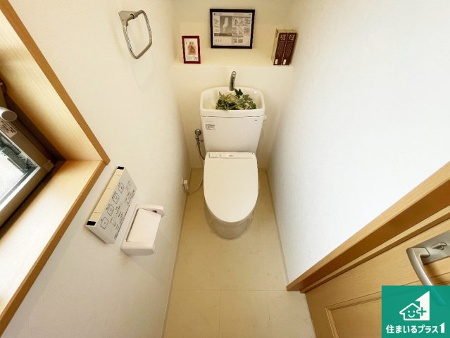 三田市下深田　中古一戸建てのトイレ|1・2階の2ヶ所にあるので、朝の忙しい時間の順番待ちもなく、深夜の利用にも大変便利です。