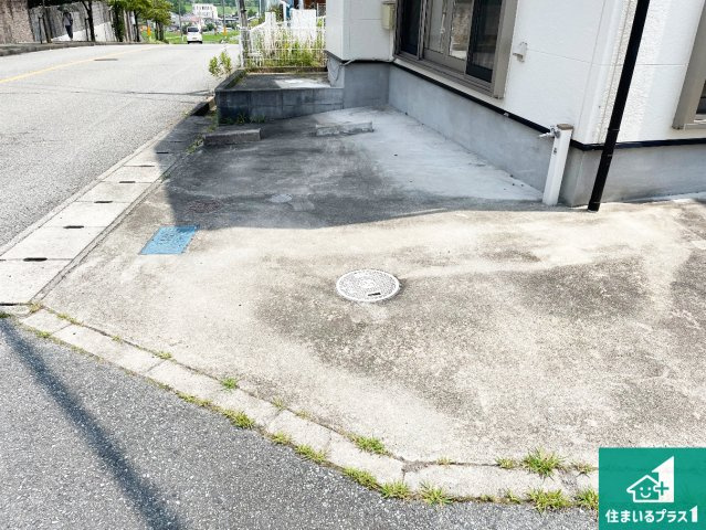 三田市下深田　中古一戸建ての駐車場|駐車スペース！散水栓があるので、こまめに愛車を洗えます！