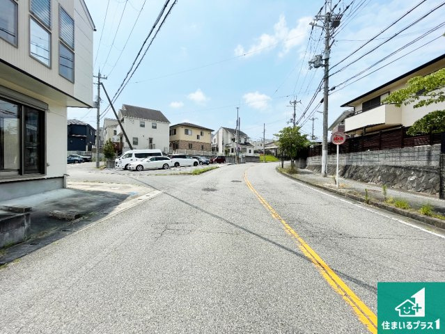 三田市下深田　中古一戸建ての前面道路含む現地写真|周辺は閑静な住宅街！前面道路広々で車の出し入れも便利です。駐車が苦手な方でも安心して車庫入れできます！