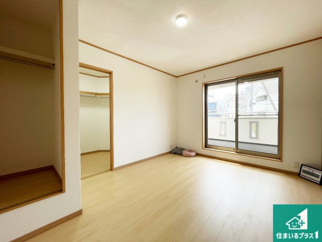 三田市下深田　中古一戸建ての居間・リビング|日当たり良好の明るいリビングで朝の目覚めもスッキリできそう！対面キッチンでご家族のコミュニケーションも自然と増える設計！小さなお子様が遊ぶスペースを作っても広々とくつろげるLDK！