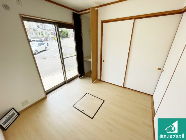 三田市下深田　中古一戸建ての洋室|シンプルな洋室は、自分好みのインテリアが楽しめます♪ご家族とインテリアや家具を選びに行くのは購入時の醍醐味の一つです。ぜひお楽しみください♪