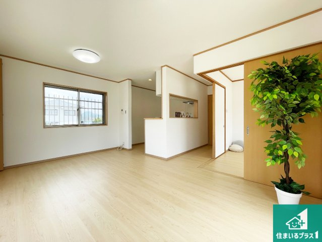 三田市下深田　中古一戸建ての居間・リビング|日当たり良好の明るいリビングで朝の目覚めもスッキリできそう！対面キッチンでご家族のコミュニケーションも自然と増える設計！小さなお子様が遊ぶスペースを作っても広々とくつろげるLDK！