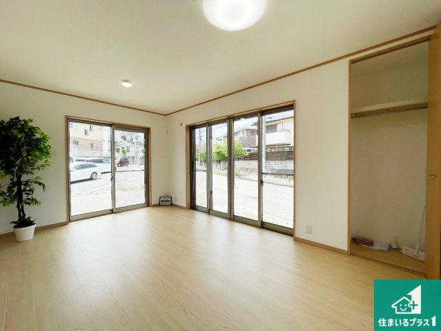 三田市下深田　中古一戸建ての居間・リビング|シンプルなリビングは、観葉植物等のインテリアを楽しめますね！パパ好みにも、ママ好みにも家具次第で雰囲気を変えることができます！