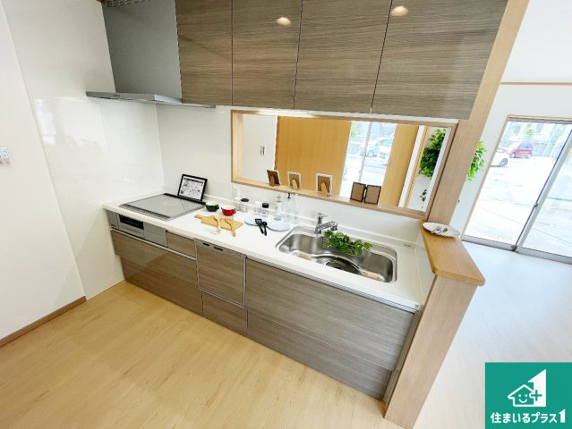 三田市下深田　中古一戸建てのキッチン|リビングと統一感があり、使い勝手のいいキッチン。広々としているので、二人並んで作業が出来ちゃいます。お子様と一緒に色々なお料理に挑戦できるスペースがあります。
