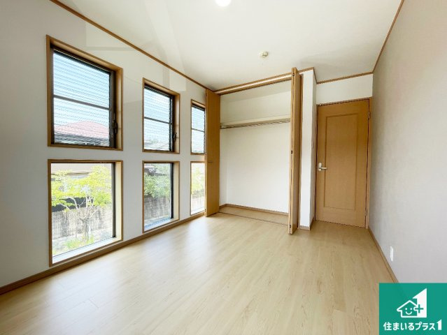 三田市下深田　中古一戸建ての洋室|寝室は心地よい眠りについてもらいたくて、シンプルかつ開放的な空間な設計にしています！大きな窓から差し込む日が心地いいです♪