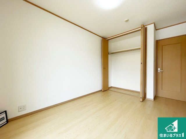 三田市下深田　中古一戸建ての洋室|収納スペースが充実しているので子供の成長に合わせてたくさん収納ができます！家族構成に合わせた様々な活用ができる収納！