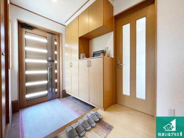 三田市下深田　中古一戸建ての玄関|シューズボックスにはたくさんの靴が収納できるので玄関周りはいつもスッキリ！ご家族が増えても安心！