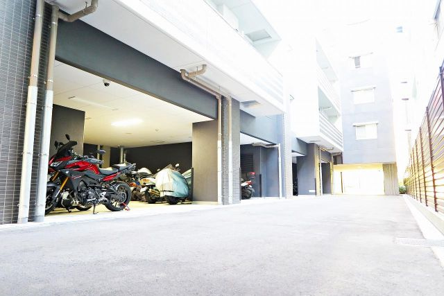 プレサンスロジェ難波グランドウエストの駐車場