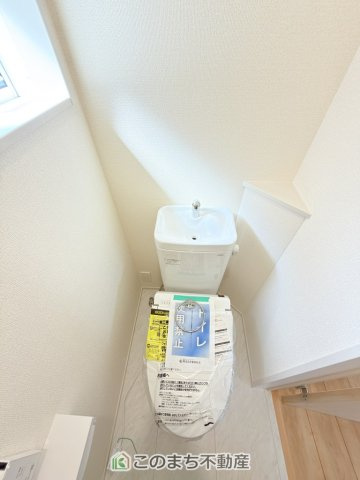 ブルーミングガーデン宇都宮市平松3丁目　2号棟の洗面所|同社施工物件の写真です。※建具やフローリング、その他仕様が違う場合がございます。シャンプードレッサーで朝の身支度♪伸びるホースでお掃除も簡単清潔です！