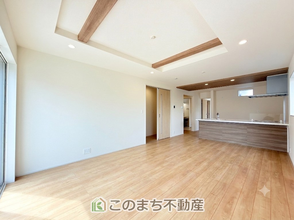 ブルーミングガーデン宇都宮市平松3丁目の居間・リビング|開放感のある広々としたリビング☆家族みんなでゆったりくつろげます♪
南側から暖かな日差しが差し込みます♪キッチンからリビングの様子がよく見渡せます☆