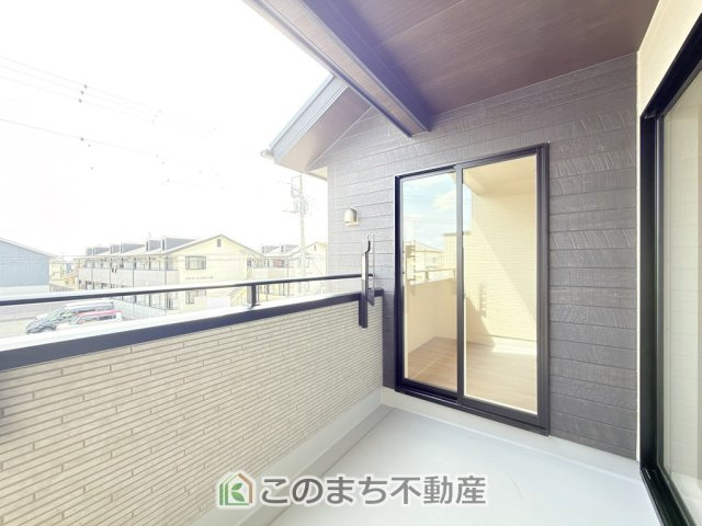 ブルーミングガーデン宇都宮市平松3丁目のバルコニー|南向きの大型バルコニーは陽当り良好で、たっぷりのお洗濯物もよく乾きます！