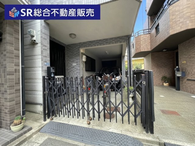 稲田新町1丁目中古戸建の駐車場|お車をお持ちの方には必要な駐車場はビルトインガレージ（車種による）です！雨に濡れずに玄関と行き来できます。