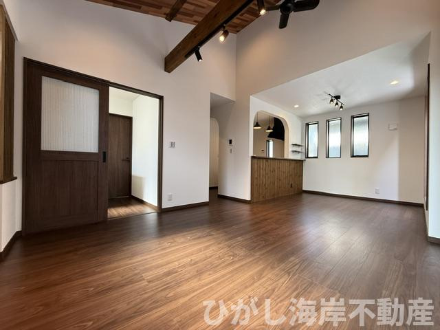 茅ケ崎市香川1丁目　新築戸建の居間・リビング|19.2帖　勾配天井のLDK