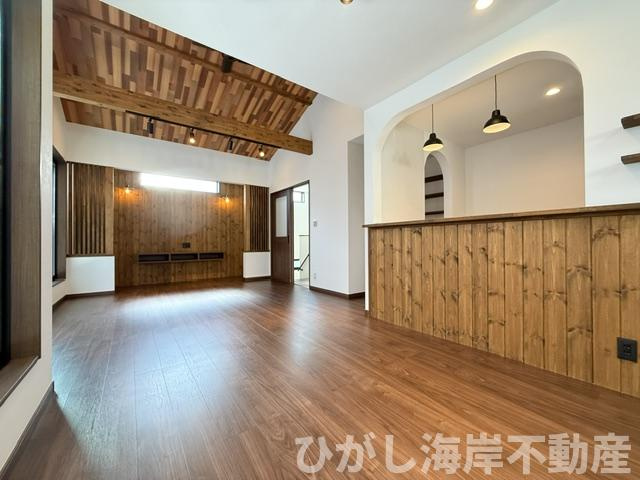 茅ケ崎市香川1丁目　新築戸建のダイニング|19.2帖　勾配天井のLDK
