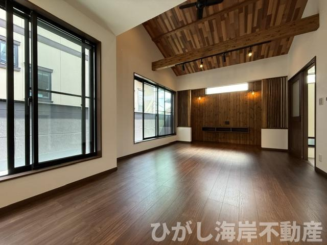 茅ケ崎市香川1丁目　新築戸建の居間・リビング|19.2帖　勾配天井のLDK