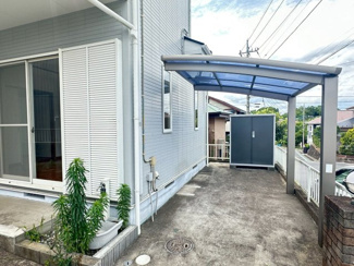 【外観】 | 千葉市緑区越智町「リフォーム済み」中古戸建て（売主） | カーポートと物置を備えた便利な駐車スペース。雨の日の乗り降りも快適で、収納力も確保された使い勝手のいい外構です。