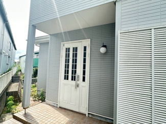 【外観】 | 千葉市緑区越智町「リフォーム済み」中古戸建て（売主） | やさしい外壁と白を基調とした玄関ドアが調和する上品なエントラスです。屋根付きで雨の日も安心。ご来客をあたたかく迎える住まいの顔です。