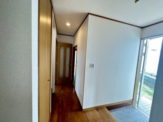 【玄関】 | 千葉市緑区越智町「リフォーム済み」中古戸建て（売主） | 玄関ホールも広く明るいのがオススメポイントです！！