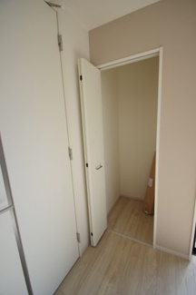【内観：施工例】 | 【仲介手数料無料！！】多摩市聖ヶ丘2丁目　新築戸建て（1棟）1号棟　7699万円 | リビング内のクローゼット