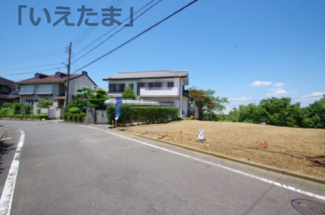 【前面道路含む現地写真】 | 【仲介手数料無料！！】多摩市聖ヶ丘2丁目　新築戸建て（1棟）1号棟　7699万円 | 南側公道、道路幅6m、間口約12.3m