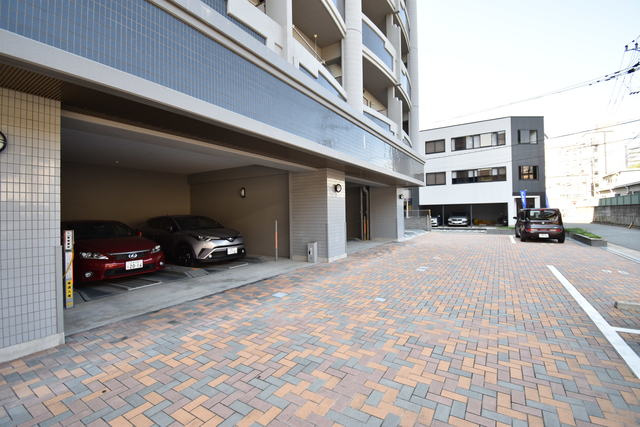 ロイヤル博多駅前の駐車場